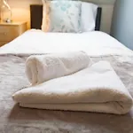 Comfortable Swindon Town Centre Apartments, Free Parking, Sleeps Up To 8