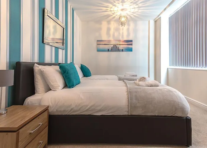 Comfortable Swindon Town Centre Apartments, Free Parking, Sleeps Up To 8