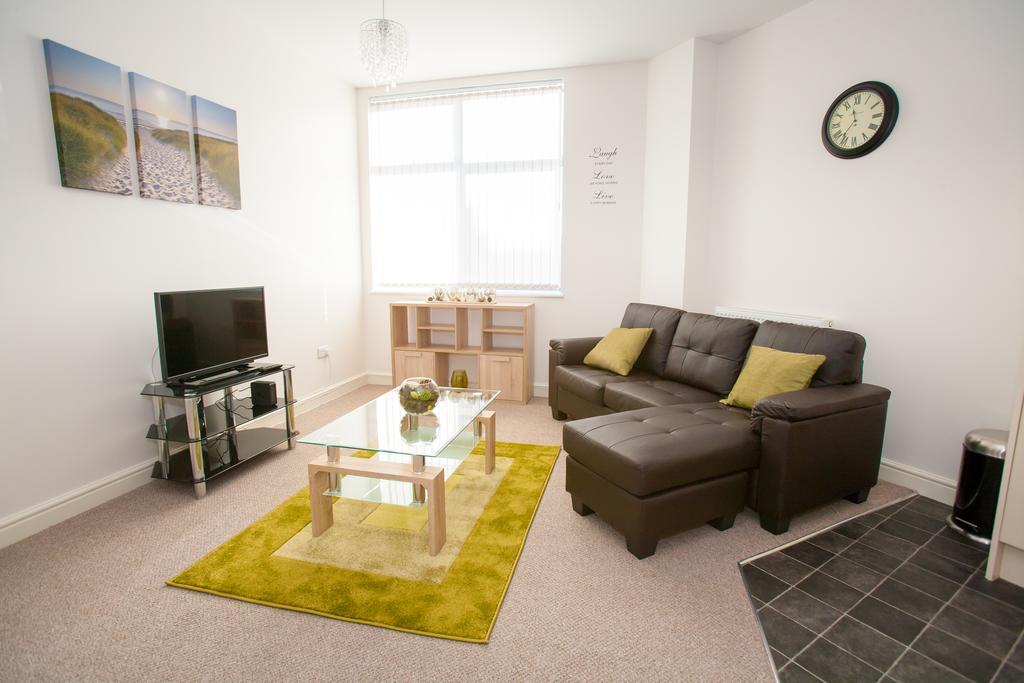 Comfortable Town Centre Apartments, Free Parking, Sleeps Up To 8 * Swindon