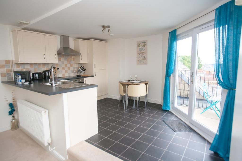 Apartment Comfortable Town Centre Apartments, Free Parking, Sleeps Up To 8 Swindon