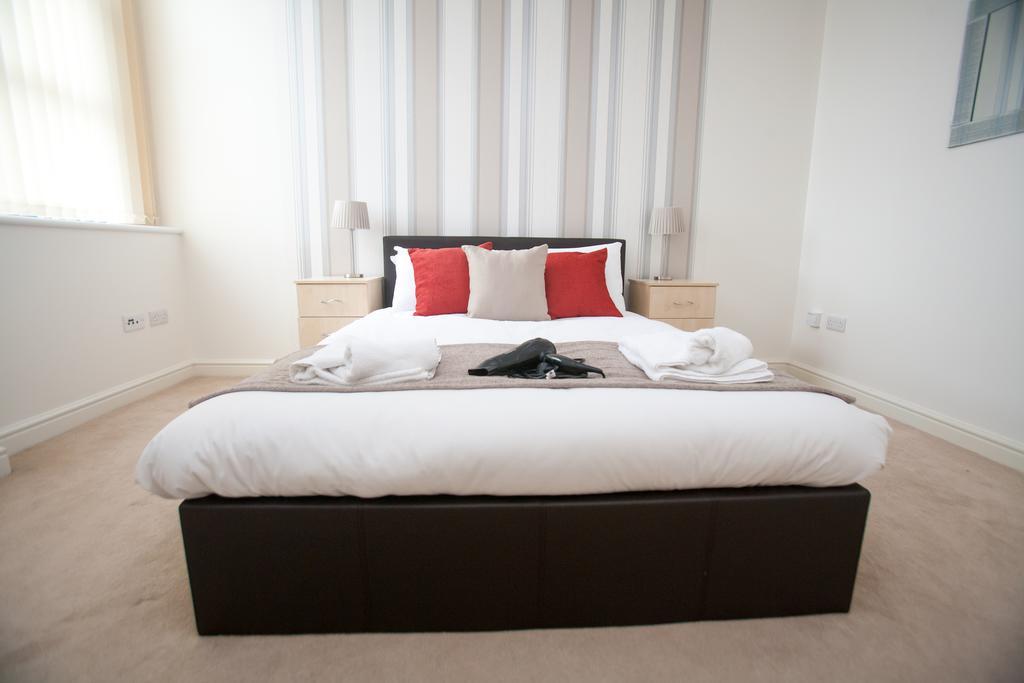 Comfortable Town Centre Apartments, Free Parking, Sleeps Up To 8