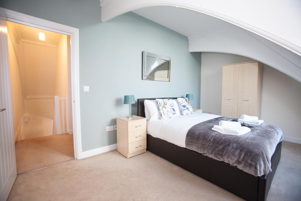 Comfortable Town Centre Apartments, Free Parking, Sleeps Up To 8