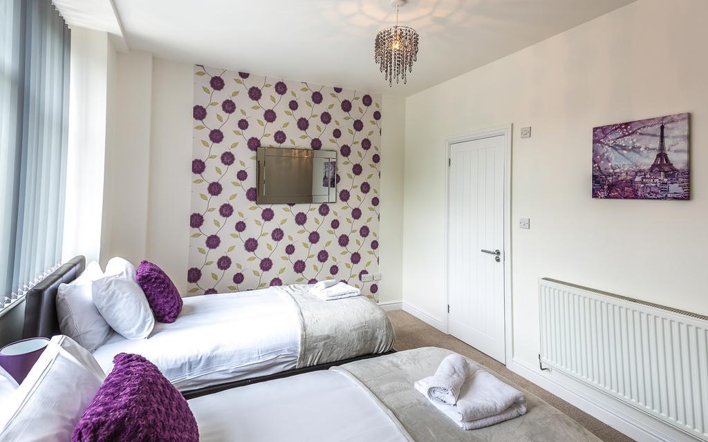 Comfortable Town Centre Apartments, Free Parking, Sleeps Up To 8 * Swindon