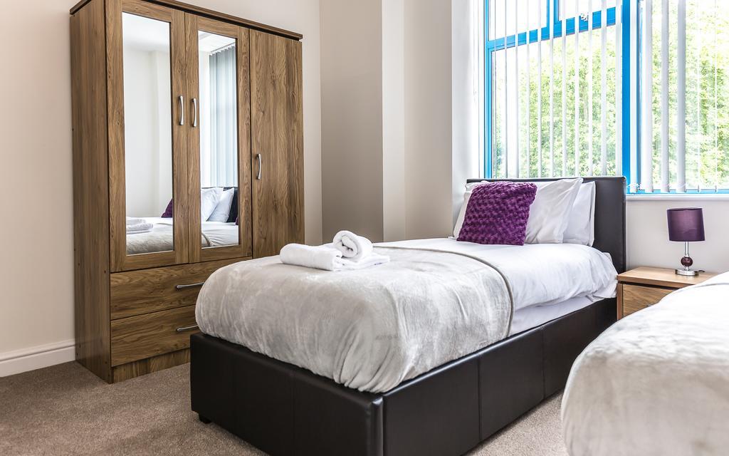 Comfortable Town Centre Apartments, Free Parking, Sleeps Up To 8 Swindon