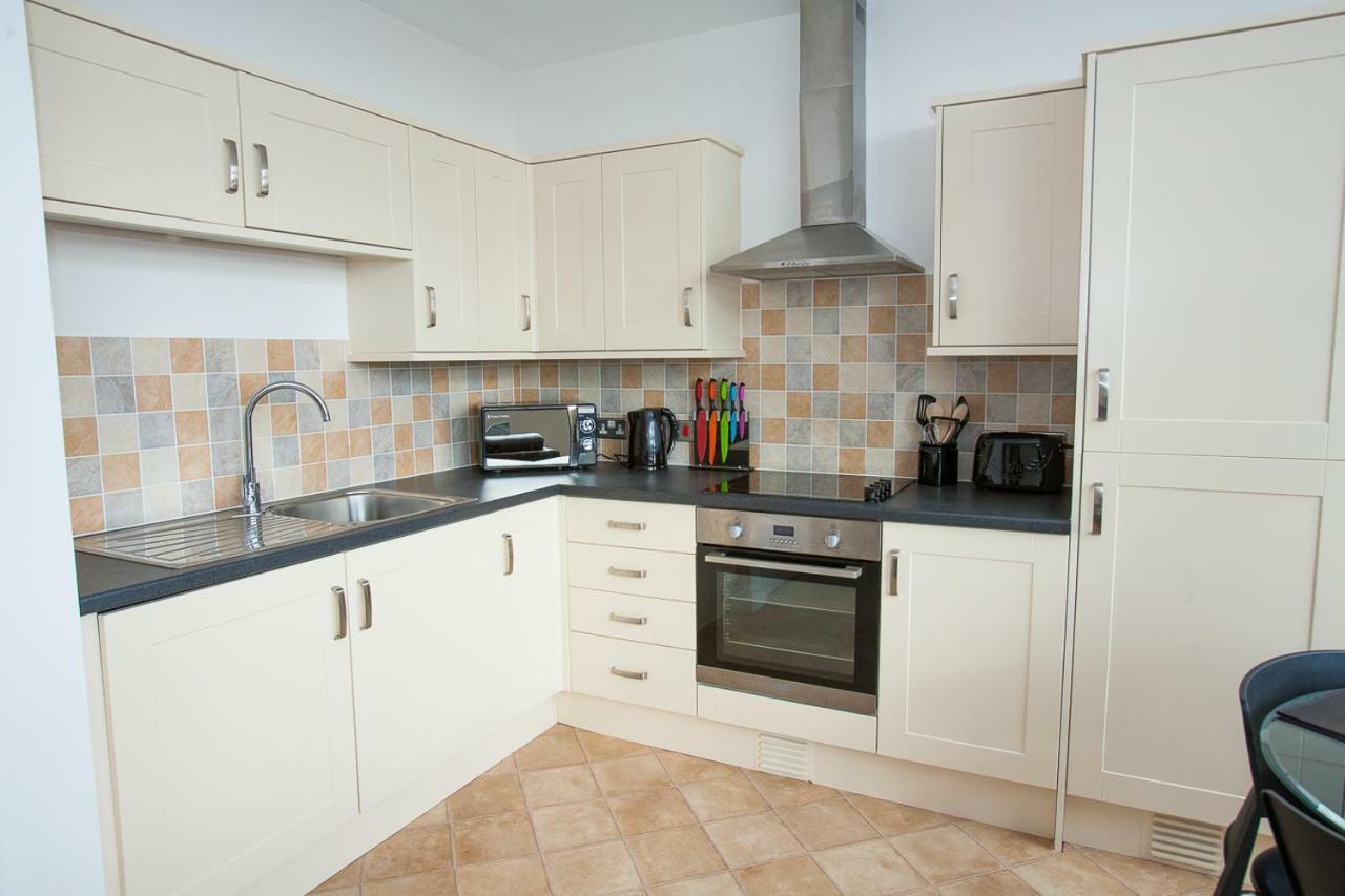 Comfortable Town Centre Apartments, Free Parking, Sleeps Up To 8 * Swindon